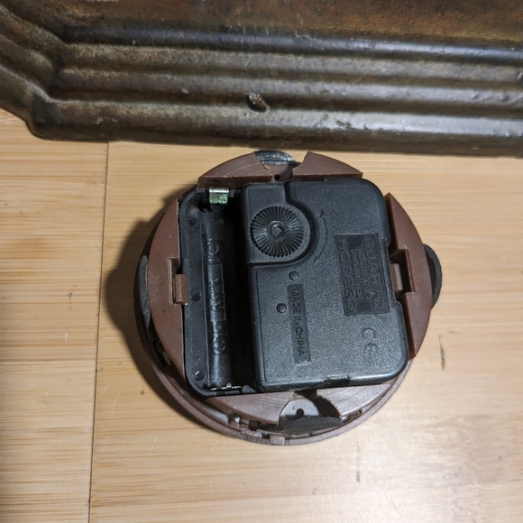 Cowgirl boot clock. Works. Battery opp metal body - Picture 6 of 8